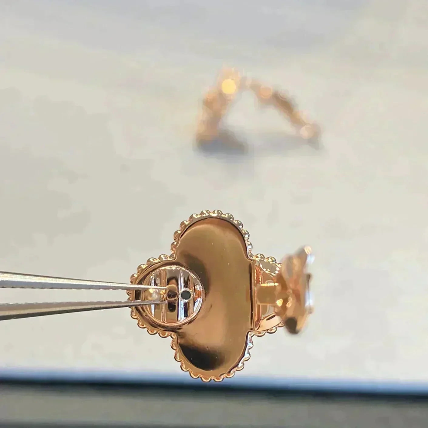 [Lunabriance]CLOVER MEDIUM 1 MOTIFS GRAY MOP  DIAMOND EARRINGS