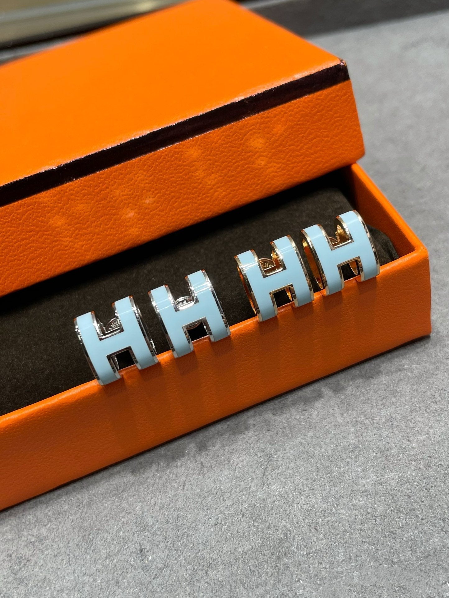 [Lunabriance]POP H SKY BLUE STUD EARRINGS